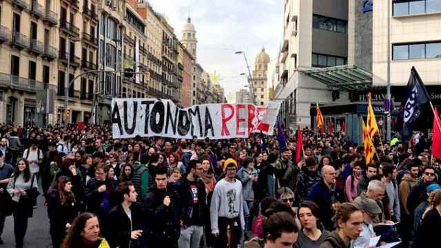 Miles de estudiantes protestan en Barcelona contra los recortes en las universidades junto a profesores, funcionarios y médicos / CG