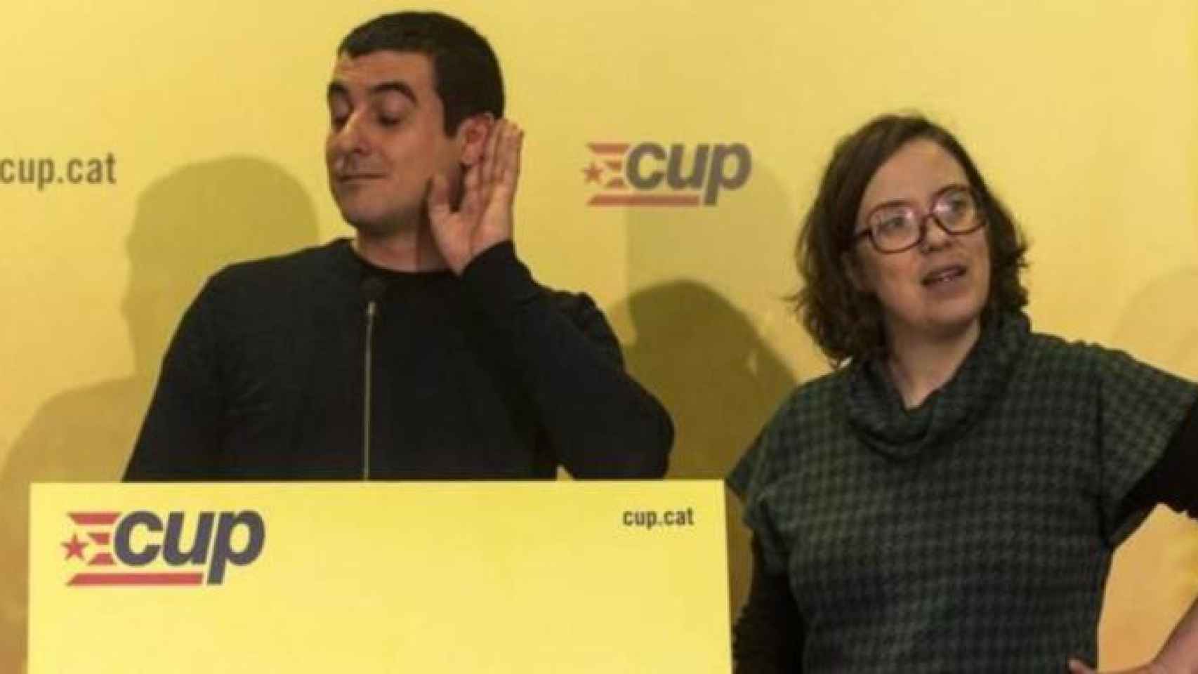 Quim Arrufat (i), exdiputado de la CUP y exconcejal de los radicales en Vilanova / EFE