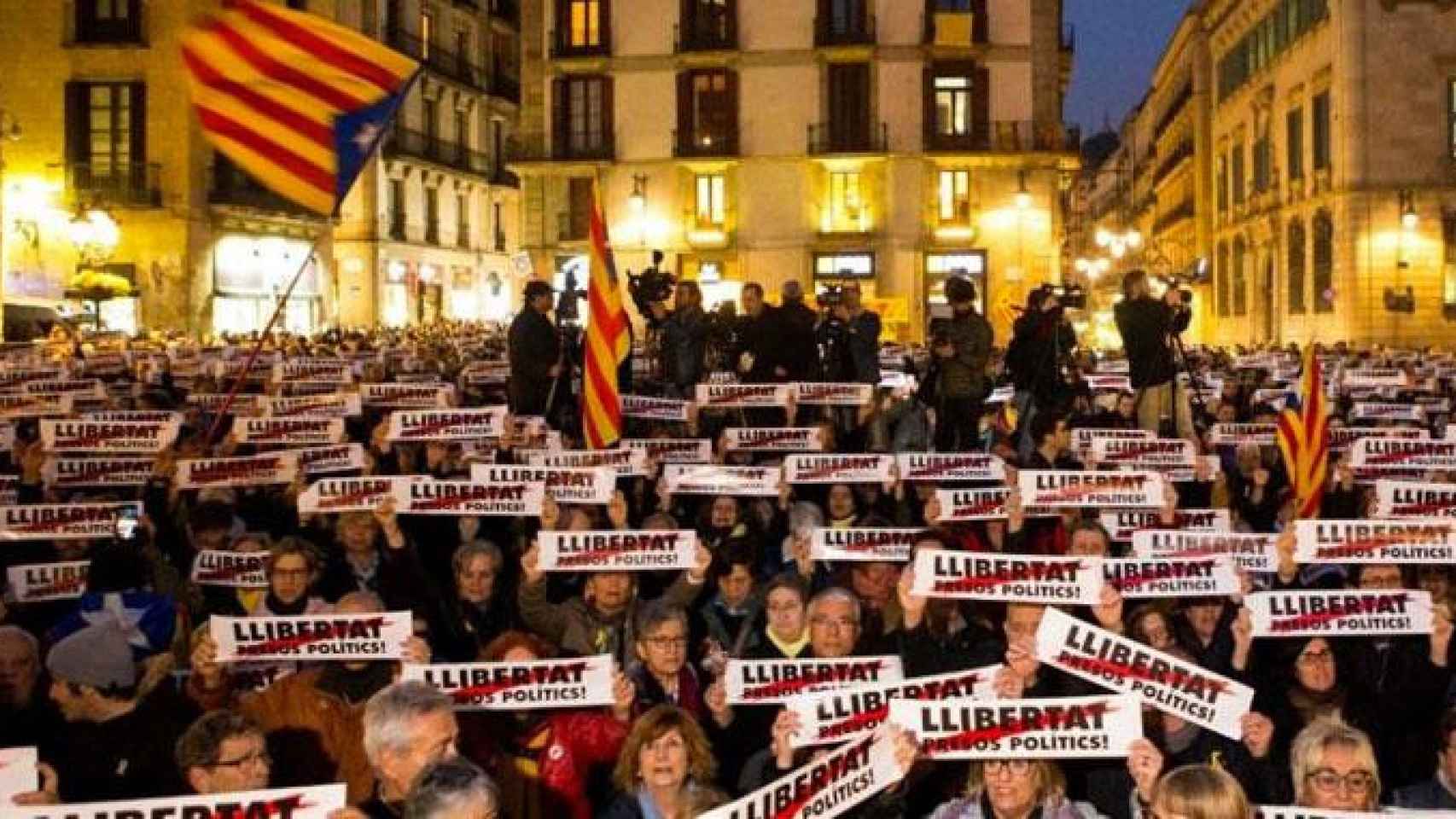 Imagen de una protesta independentista en la plaza Sant Jaume de Barcelona / MA