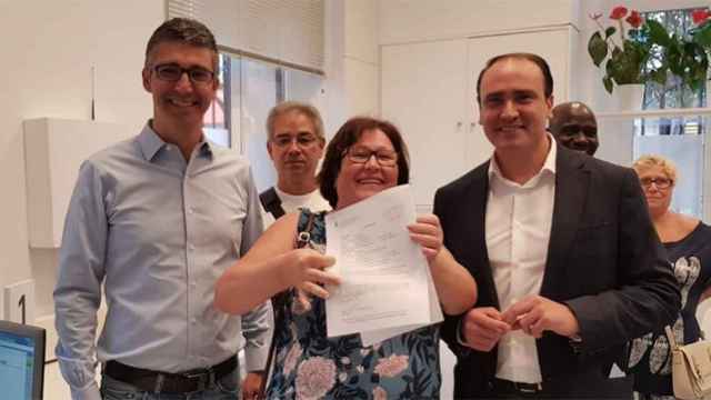 La concejal del PP de Malgrat de Mar, Ana Vega, junto al presidente de la provincial del PP, Daniel Serrano, presentan una instancia en el Ayuntamiento contra los símbolos independentistas / CG