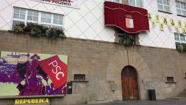 Ataques contra el PSC en el Ayuntamiento de Olot / CG