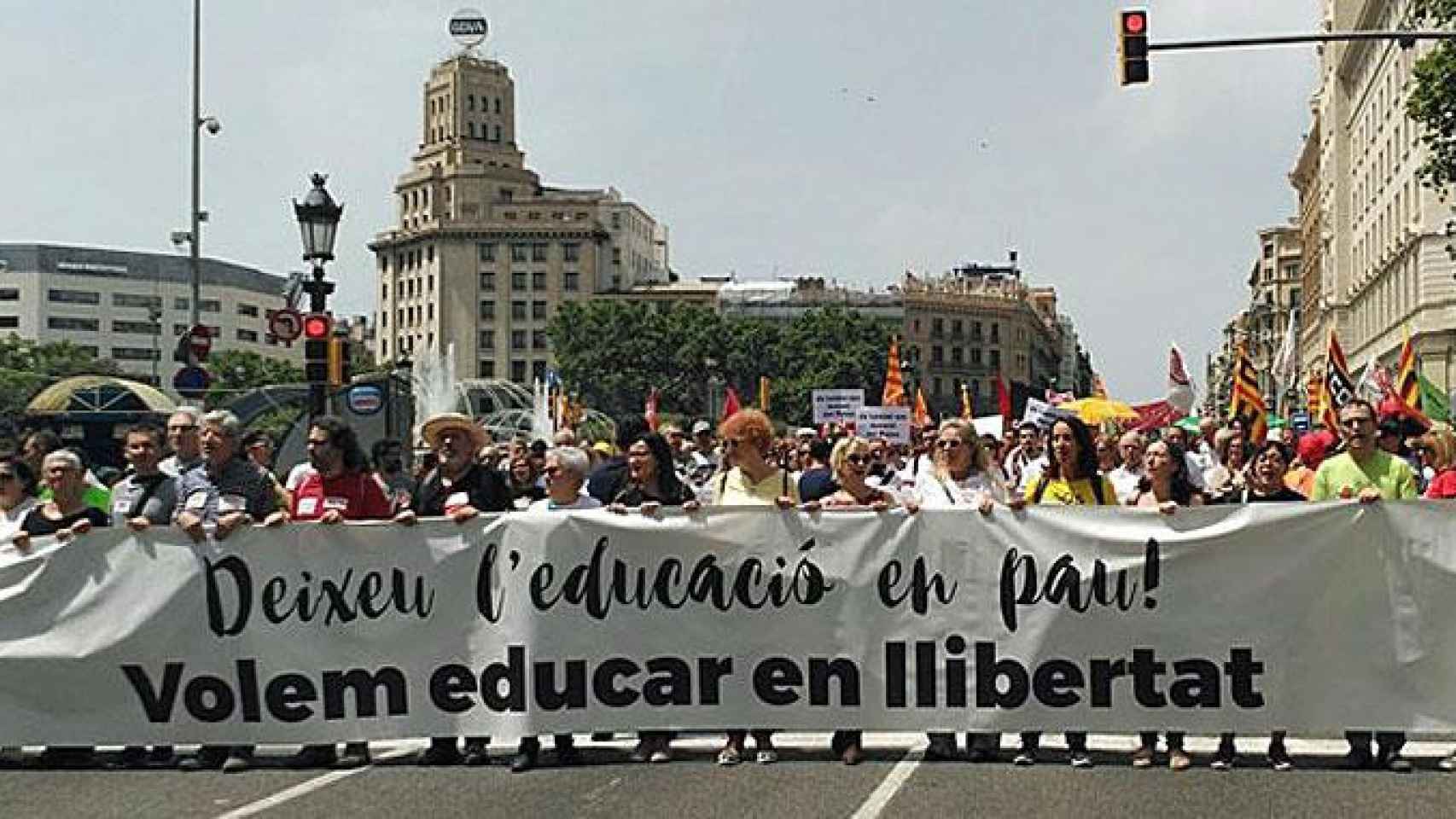 Pincha la manifestación en defensa de los profesores acusados de adoctrinamiento