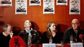 El cantautor y exdiputado de Junts pel Sí en el Parlamento de Cataluña Lluís Llach (2i) junto con el productor Jaume Roures (d) y el miembro de la asociación 3 de marzo de Vitoria, Andoni Txako (i) antes de la proyección de la película 'Revolta Permanent'