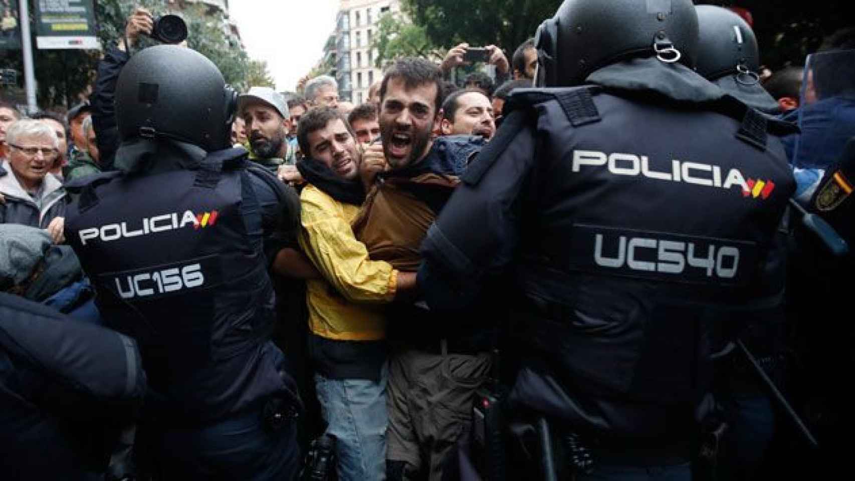 Cordón policial para controla a manifestantes ante un colegio electoral del 1-O en Cataluña / EFE