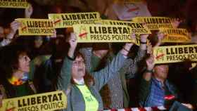 Varias personas protestan durante la concentración convocada por la ANC frente al Parlamento catalán, para defender al expresidente de la Generalitat Carles Puigdemont como legítimo presidente de Cataluña y contra la encarcelación de los consellers / EFE