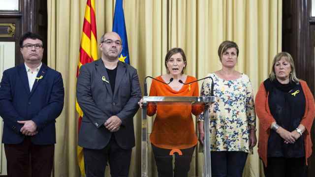 Carme Forcadell y el resto de los miembros de la Mesa del Parlament durante la lectura de su mensaje institucional / EFE