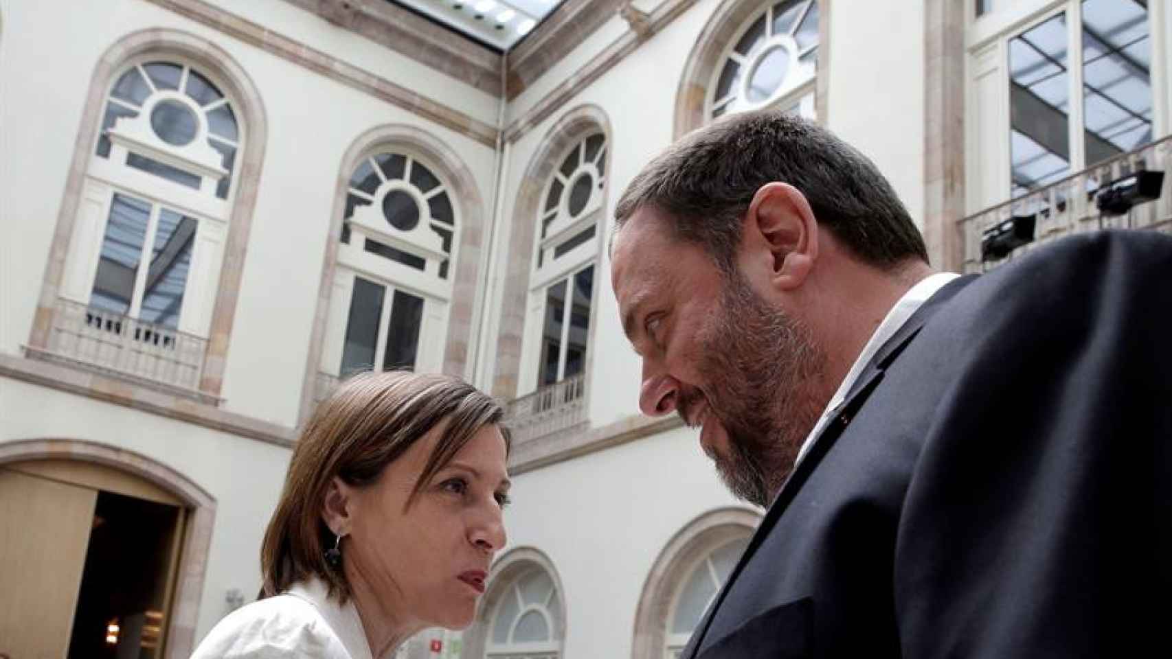 El vicepresidente de la Generalitat, Oriol Junqueras, conversa con la presidenta del Parlament, Carme Forcadell, en una imagen de archivo