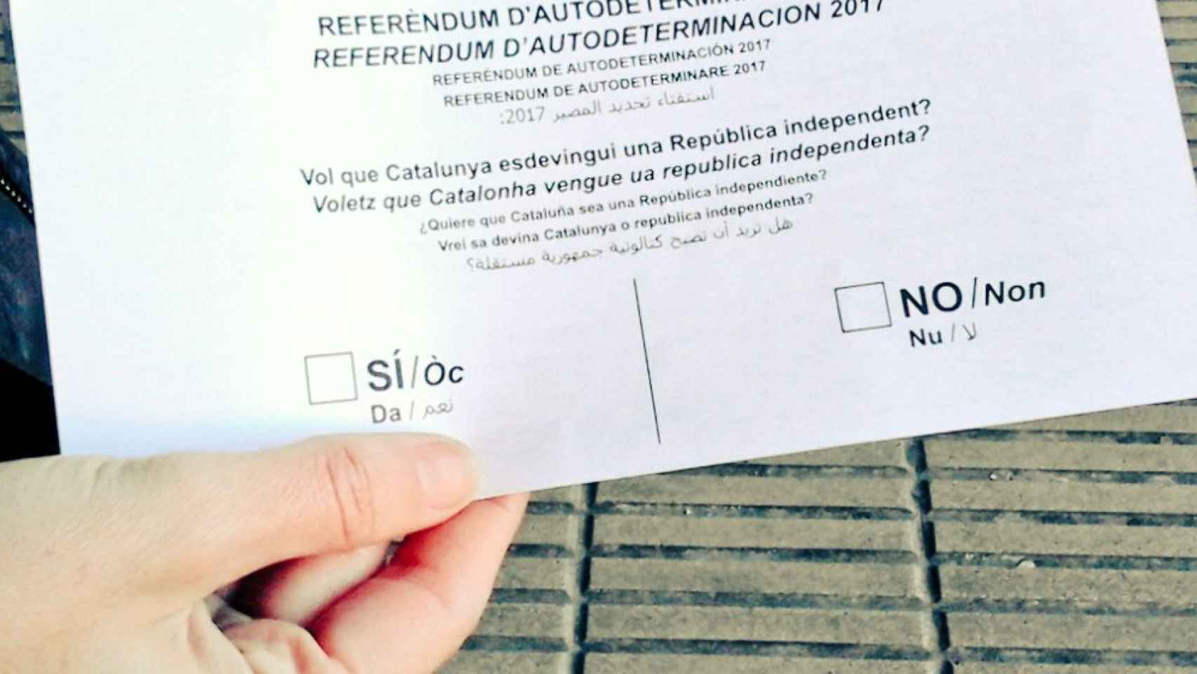 Papeleta con la pregunta de referéndum / Twitter @EstradaLaia