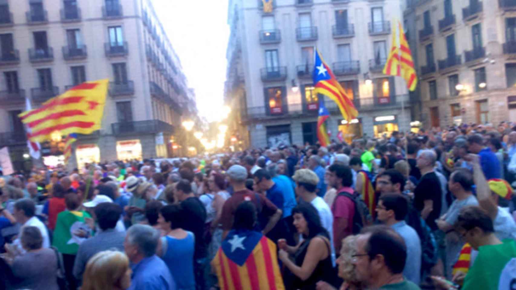 Unas 600 personas se han manifestado este sábado frente al Ayuntamiento de Barcelona para reclamar que participe en el 1-O / TWITTER