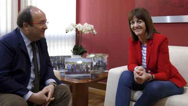 Los líderes de los socialistas vascos y catalanes, Idoia Mendia y Miquel Iceta, respectivamente, durante la reunión para analizar la situación política de Euskadi y Cataluña