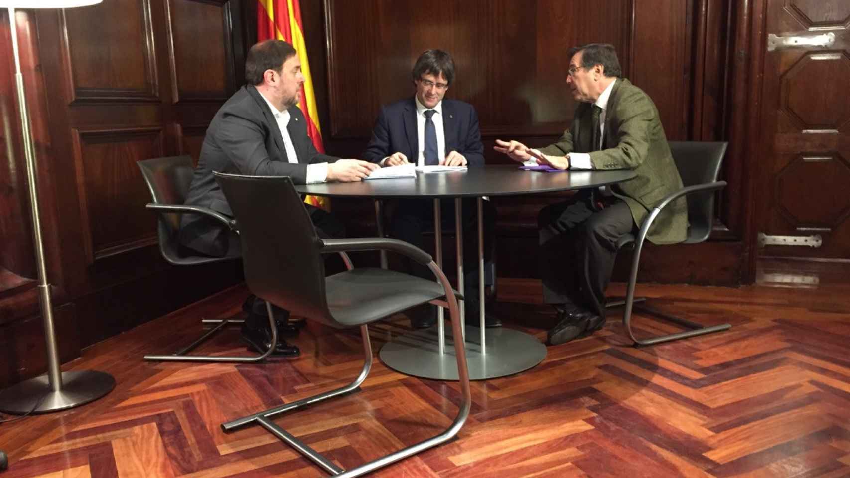 El presidente de la Generalitat, Carles Puigdemont, junto al vicepresidente económico, Oriol Junqueras, y el secretario judicial