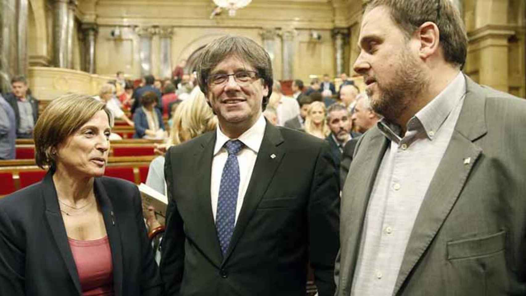 Carme Forcadell, Carles Puigdemont y Oriol Junqueras, en el Pleno del Parlamento catalán donde se aprobó la celebración de un referéndum de independencia / EFE