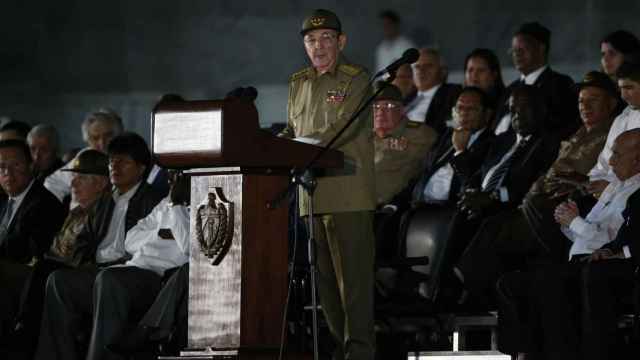 Raúl Castro cerró la ceremonia oficial en la que personalidades extranjeras, entre ellas Juan Carlos I, despidieron a su hermano Fidel / EFE