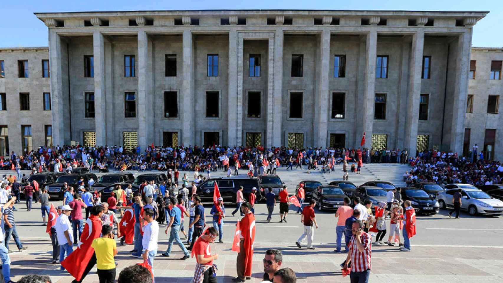 Cientos de turcos se manifiestan ante el Parlamento tras el golpe de Estado fallido.