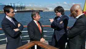 El presidente de la Generalitat, Carles Puigdemont, acompañado por el consejero de Asuntos Exteriores, Raül Romeva, durante su vista al puerto de Gante.