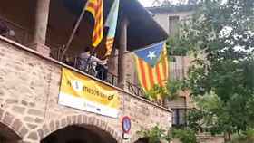 Los Mossos retiran una 'estelada' de la fachada del Ayuntamiento de Santpedor (Barcelona)