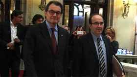 El presidente de la Generalitat y de CDC, Artur Mas, y el primer secretario del PSC, Miquel Iceta, en el Parlament.
