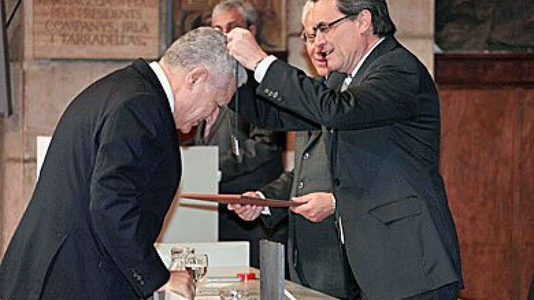 Lluís Bassat, recibiendo la Cruz de Sant Jordi de manos del presidente de la Generalidad, Artur Mas, en 2012