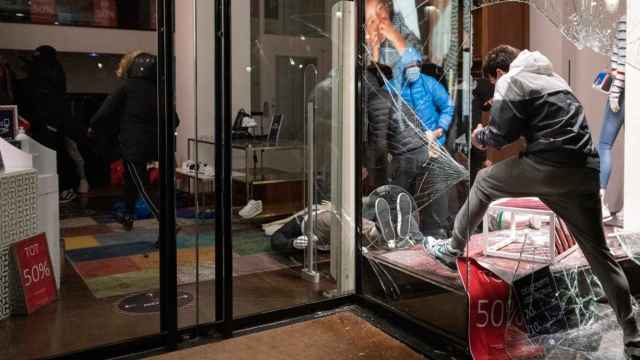 Varios jóvenes rompen la luna de un escaparate y asaltan una tienda en Barcelona durante las protestas por Hasel / LORENA SOPÊNA - EUROPA PRESS