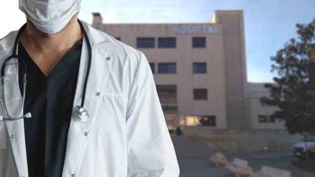 Un médico ante la fachada del Hospital de Martorell / FOTOMONTAJE CG