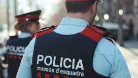 Una patrulla de los Mossos d'Esquadra, que investiga varias explosiones en sucursales bancarias de Barcelona / MOSSOS