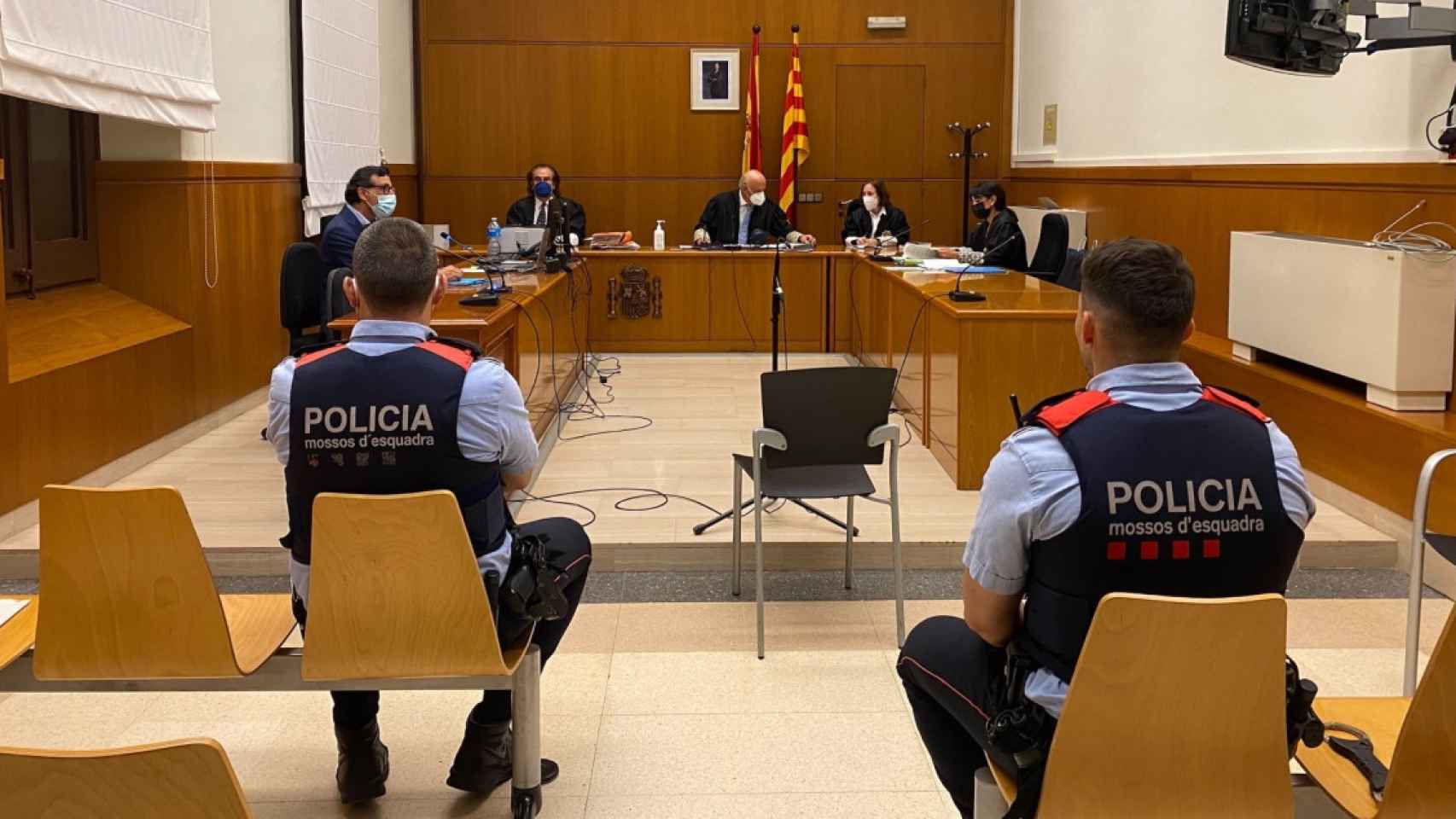 Dos agentes de los Mossos d'Esquadra durante el juicio contra el presunto violador de limpiadoras / CRÓNICA GLOBAL