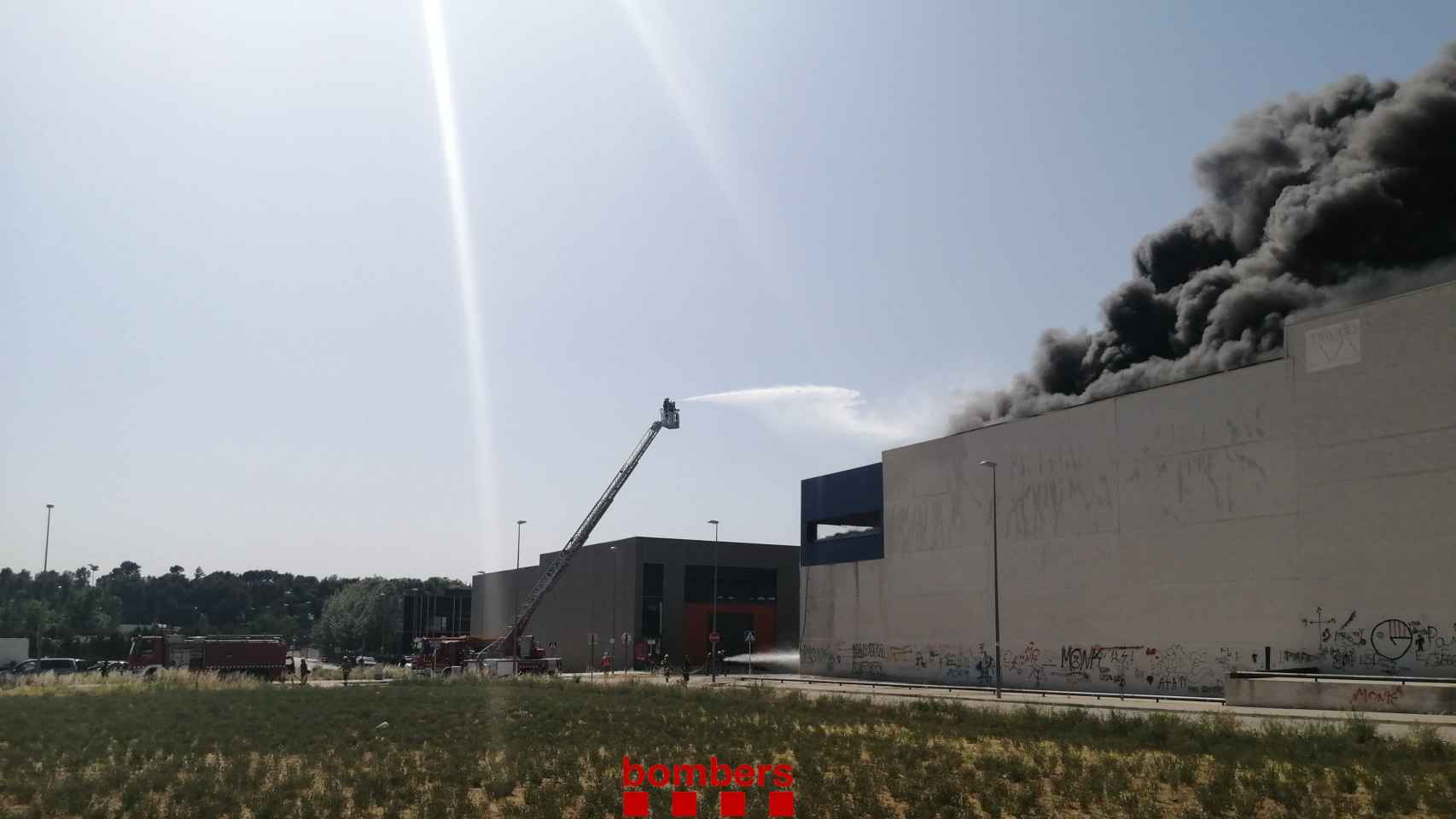 Incendio en una nave industrial de La Garriga, en Barcelona / BOMBEROS DE LA GENERALITAT (TWITTER)