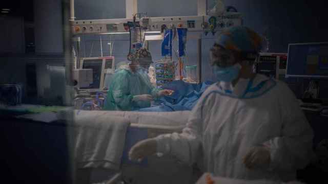 Trabajadores sanitarios atienden a uno de los pacientes hospitalizados por Covid en la uci de un hospital de Cataluña / David Zorrakino (EP)