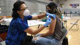 Una enfermera, vacunando a una mujer en una imagen de archivo / Paul Hennessy - SOPA Images via ZU - DPA
