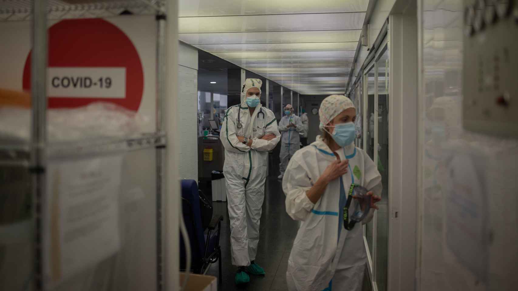 Varios sanitarios protegidos en la uci Covid del Hospital del Mar de Barcelona / DAVID ZORRAKINO - EUROPA PRESS