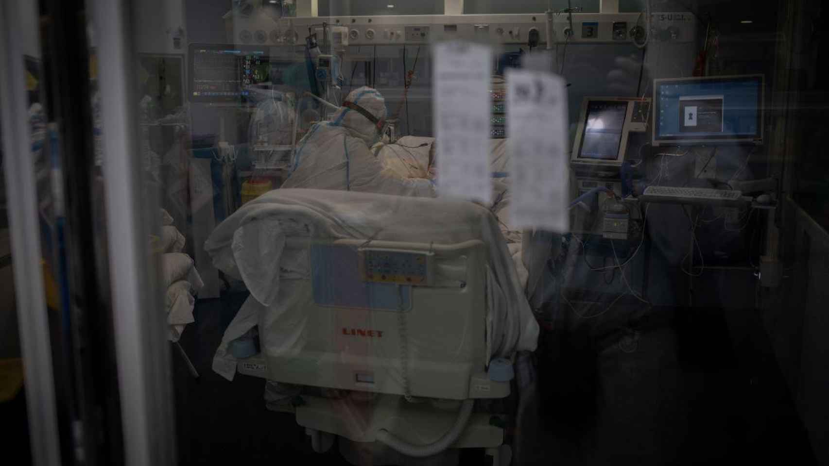 Trabajadores sanitarios protegidos atienden a un paciente en la uci del Hospital del Mar: más de 700.000 catalanes ya se han contagiado de coronavirus / EUROPA PRESS