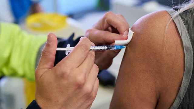 Una trabajadora de una empresa ejerce su derecho a vacunarse contra el Covid-19 / EUROPA PRESS