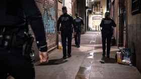 Agentes de la Guardia Urbana de Barcelona patrullando el casco antiguo / Pablo Miranzo (CG)