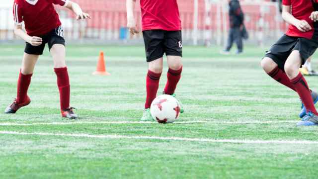 Un partido de fútbol en un recinto de deportes / UCEC