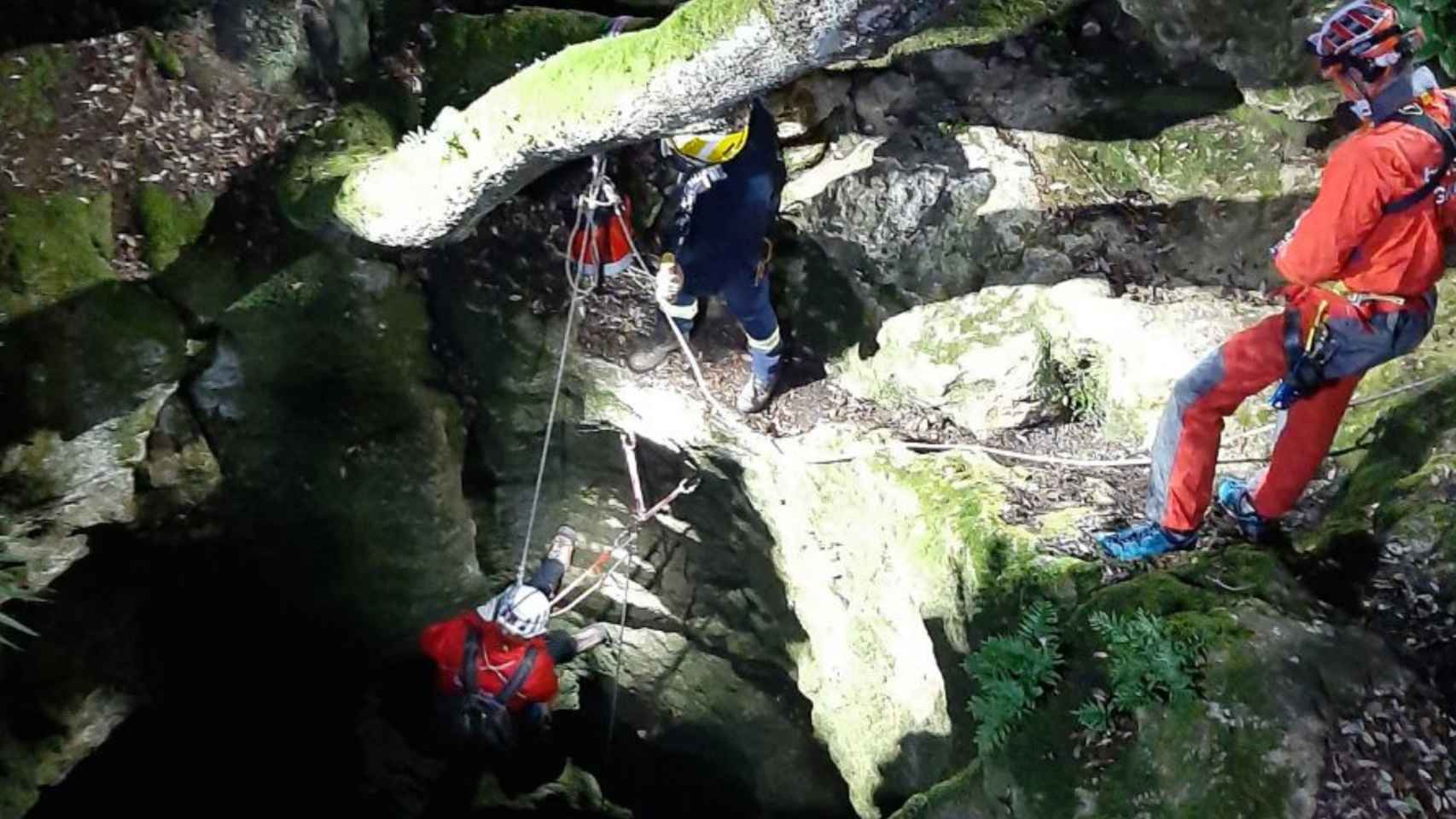 Efectivos de bomberos rescatan al espeleólogo herido, atrapado en una gruta del Garraf / BOMBERS