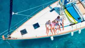 Una familia pasa las vacaciones en una embarcación de alquiler / EUROPA PRESS