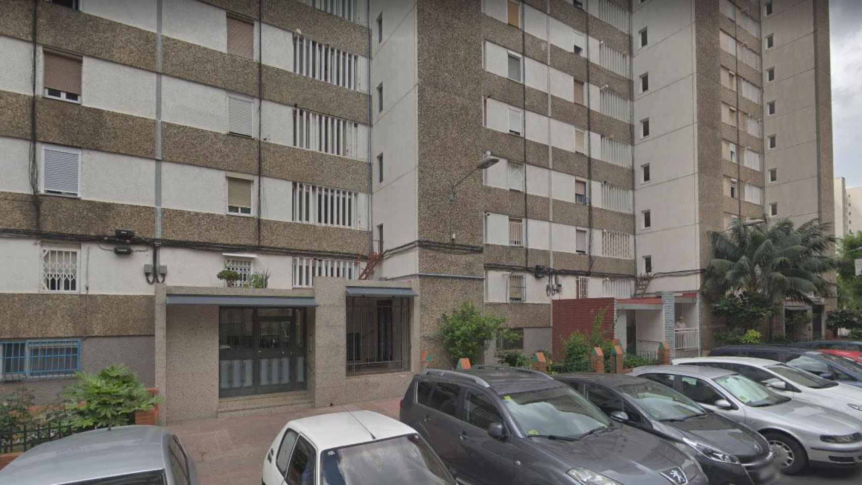 Un edificio de la calle Portugal, en L'Hospitalet, donde la mujer ha intentado tirarse al vacío / GOOGLE MAPS