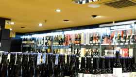 Detalle de una tienda especializada en vinos / EP