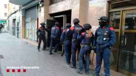 Agentes de Mossos d'Esquadra entran en un local de L'Hospitalet donde han detenido a un sospechoso por tráfico de drogas / MOSSOS
