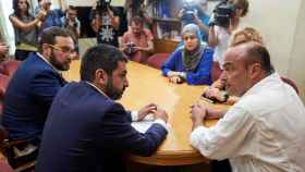 El consejero de Trabajo, Chakir El Homrani, en la reunión con el alcalde de El Masnou / EFE