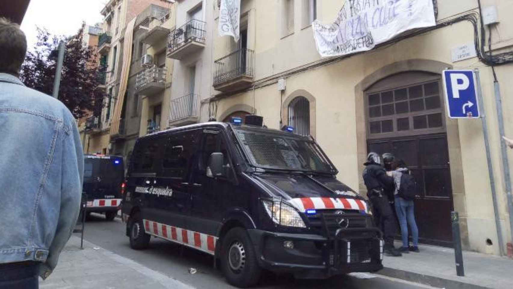 Imagen del desalojo del bloque okupado Gayarre 42, en Sants (Barcelona) / CG