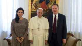 Paloma García Ovejero y Greg Burke junto al Papa Francisco / VATICANO