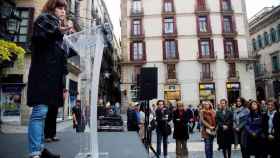 La periodista Ariadna Oltra lee un comunicado en el acto institucional del Día Internacional para la Eliminación de la Violencia contra las Mujeres en Barcelona / EFE