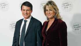 El candidato a la alcaldía de Barcelona, Manuel Valls, posa junto a su pareja, Susana Gallardo, en la entrada de los Premios Planeta / EFE