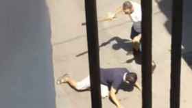Una imagen de un hombre con un palo y un cuchillo golpeando a un herido en el suelo