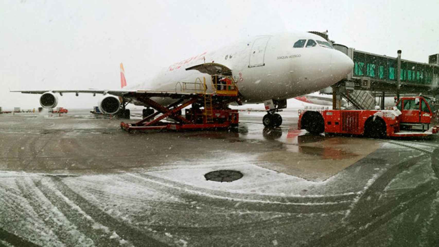 Nieve en las pistas del aeropuerto Adolfo Suarez Madrid Barajas / EFE