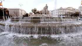 Vista del agua helada de la fuente de la diosa Cibeles en Madrid este viernes 20 de enero / EFE