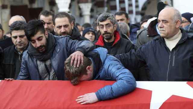Familiares y amigos lloran sobre el ataúd de Ayhan Arik, una de las 39 víctimas del ataque al club nocturno Reina, durante su funeral en Estambul / EFE