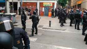Agentes de la Brigada Móvil de los Mossos Esquadra frente al Banc Expropiat / EUROPA PRESS