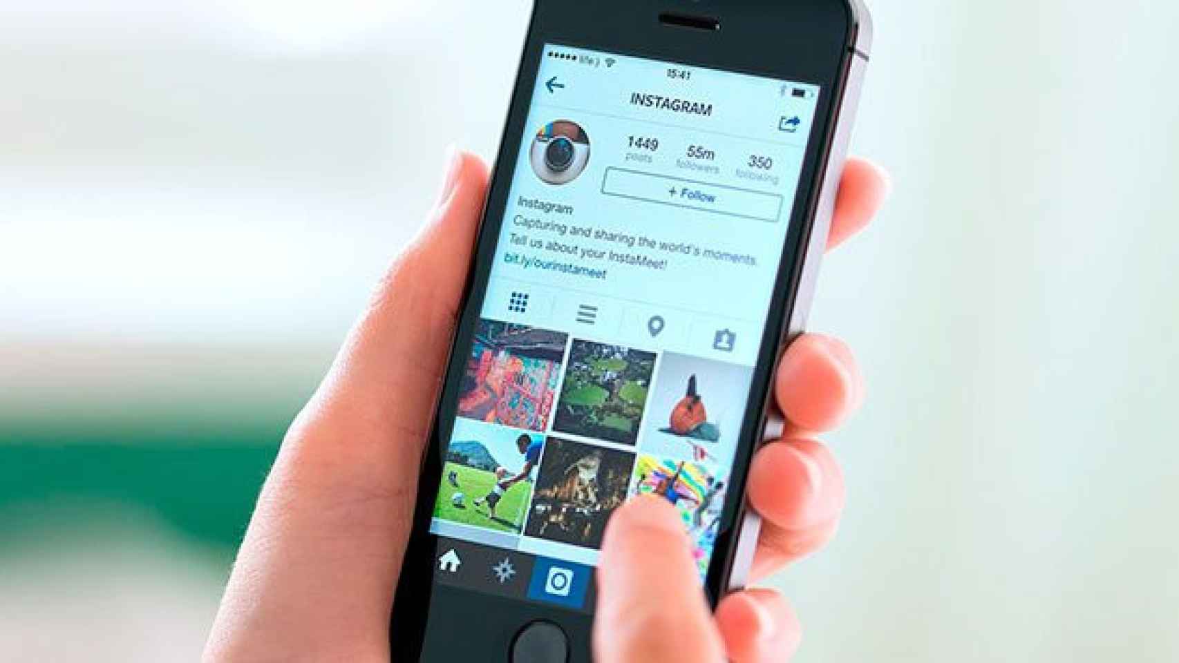 Un usuario consulta el perfil de Instagram en la propia aplicación.